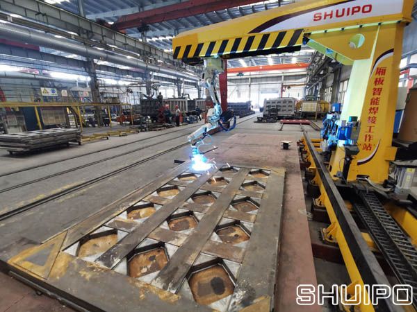 廂板智能焊接機(jī)器人 廂板智能焊接機(jī)器人